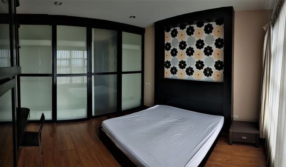 For RentCondoRatchathewi,Phayathai : For rent: House in the middle of the city, Siam-Pathumwan, corner room, large room, located on the quiet side, peaceful