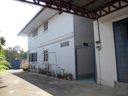 For RentHome OfficeChaengwatana, Muangthong : For rent: Home office, approximately 250 square meters, 4 bedrooms, and a 3-phase power plant or storage area of ​​approximately 220 square meters on a land area of ​​216 square wah, approximately 400 meters from the entrance of Soi Tiwanon 40.