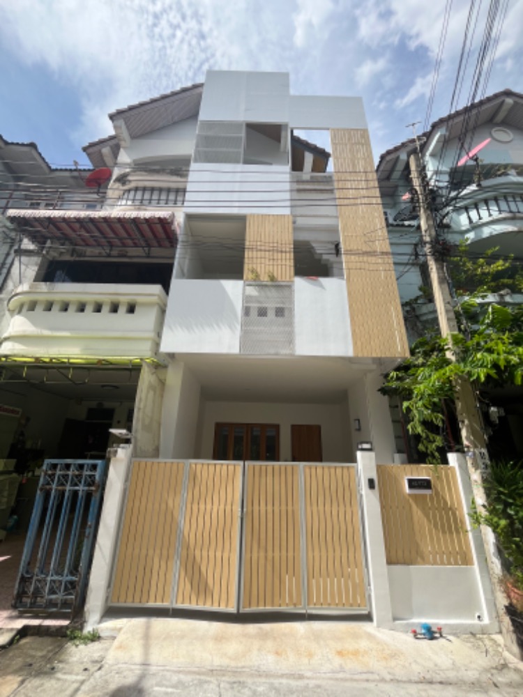 For SaleTownhouseVipawadee, Don Mueang, Lak Si : For sale: 3-storey townhouse, good location, renovated, ready to move in