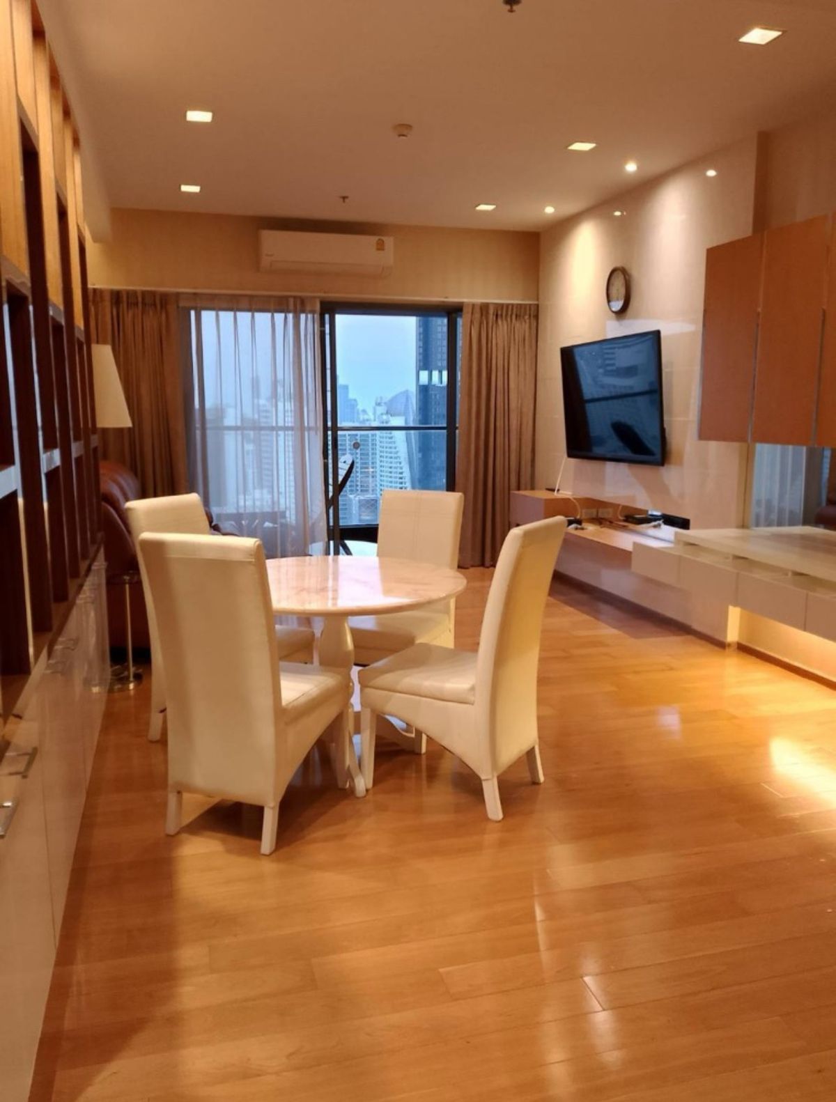 For SaleCondoNana, North Nana,Sukhumvit13, Soi Nana : Best Price!! Beautiful room, good condition, east facing, price much lower than the market.