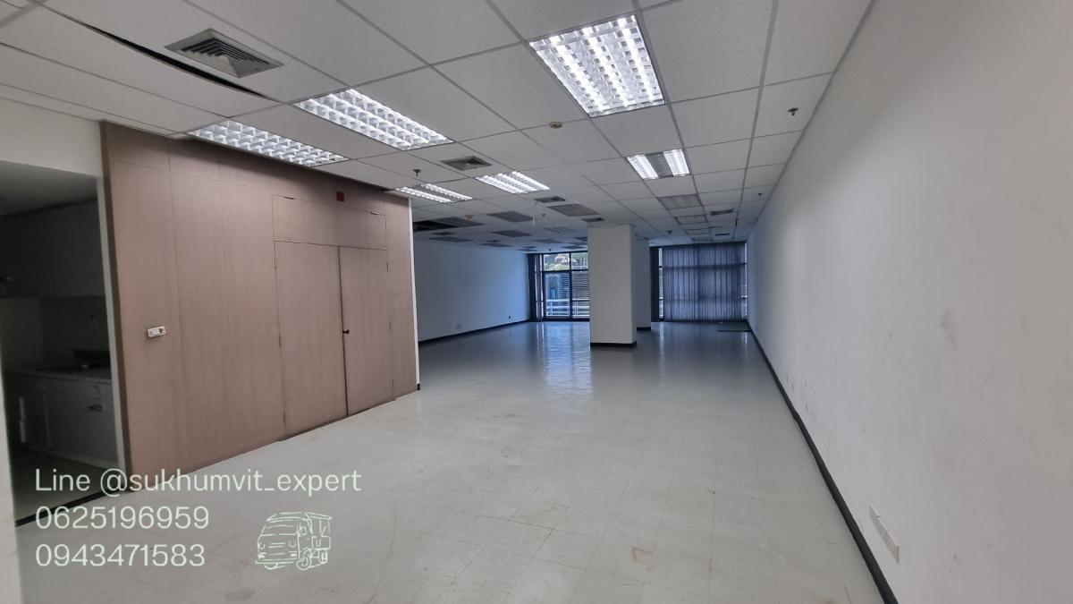 For RentOfficeSukhumvit, Asoke, Thonglor : Asoke Intersection for rent, office, showroom, business opening, shop opening, size 156 square meters, ceiling height 2.7 meters, has a bathroom inside.