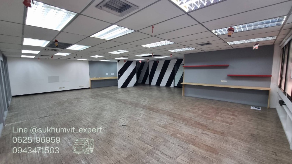 For RentOfficeSukhumvit, Asoke, Thonglor : Office for rent 220 sq m. Asoke Montri Road, near BTS Asoke, good location, easy to find food.