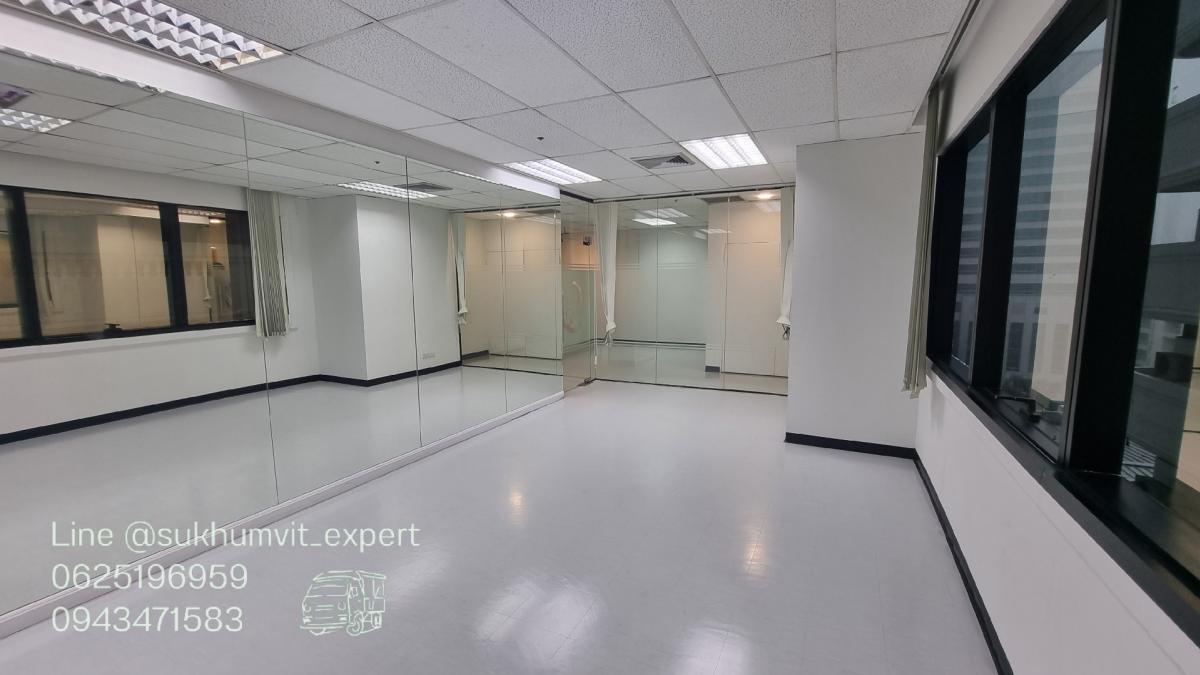 For RentOfficeSukhumvit, Asoke, Thonglor : Asoke Montri Office 149.45 sq.m. Formerly a dance school, beautiful room, parking available, good location, easy to find food.