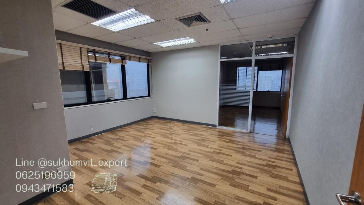 For RentOfficeSukhumvit, Asoke, Thonglor : Asoke Montri Office 105 sq.m. Beautiful room, decorated, ready to use, parking available, good location, easy to find food.