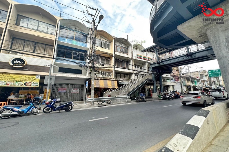 For SaleShophousePinklao, Charansanitwong : Commercial building for sale, 3 and a half floors, 15.7 square wah, Arun Amarin Road, Bangkok Noi, Bangkok, corner building