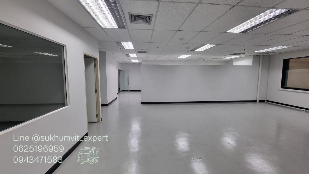 For RentOfficeSukhumvit, Asoke, Thonglor : Asoke Montri Office 181 sq.m. Beautiful room, parking available, good location, easy to find food.