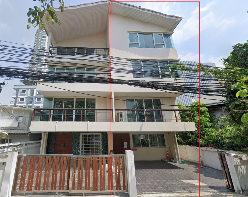 For RentShophouseSathorn, Narathiwat : Commercial building for rent, Sathorn area, near Rajamangala University of Technology Krungthep, only 2 minutes away.