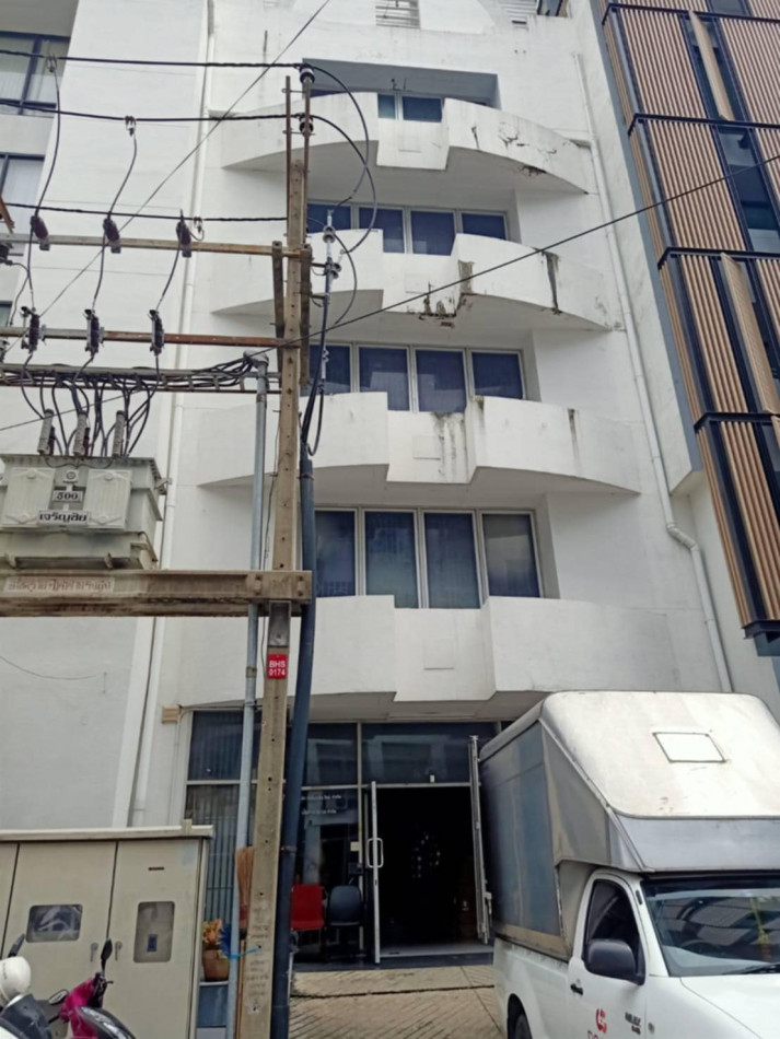 For RentShophouseRatchadapisek, Huaikwang, Suttisan : For rent: Ratchada office, 5 and a half floors, usable area 600 sq m., with a large parking building, near MRT, within walking distance.