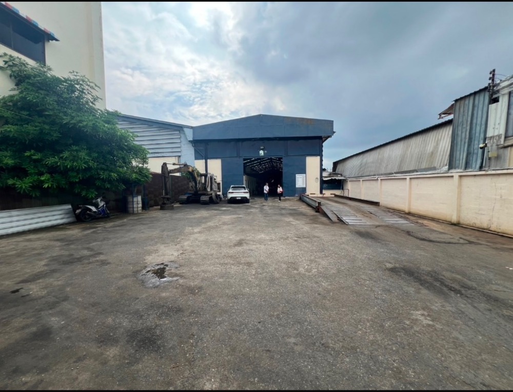 For RentWarehouseEakachai, Bang Bon : Warehouse for rent on Ekkachai Road, Bang Bon. Warehouse for rent, size 1,214 square meters, with office, on Bang Bon 4 Road, 8 km from Kanchanaphisek Road, 5 km from Ekkachai Road. Interested, add Line @841qqlnr.