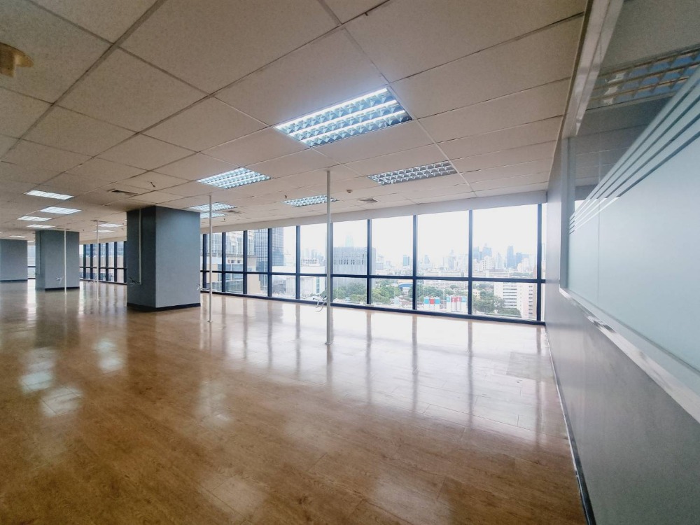 For RentOfficeKhlongtoei, Kluaynamthai : 🏦Ready for rent, office space, Lumpini Tower Building on Rama 4 Road, area 400 sq m., beautiful location, front zone, Rama 4 Road, view of One Bangkok building and Sukhumvit city view ♥️Only 180,000 baht, central office, convenient transportation