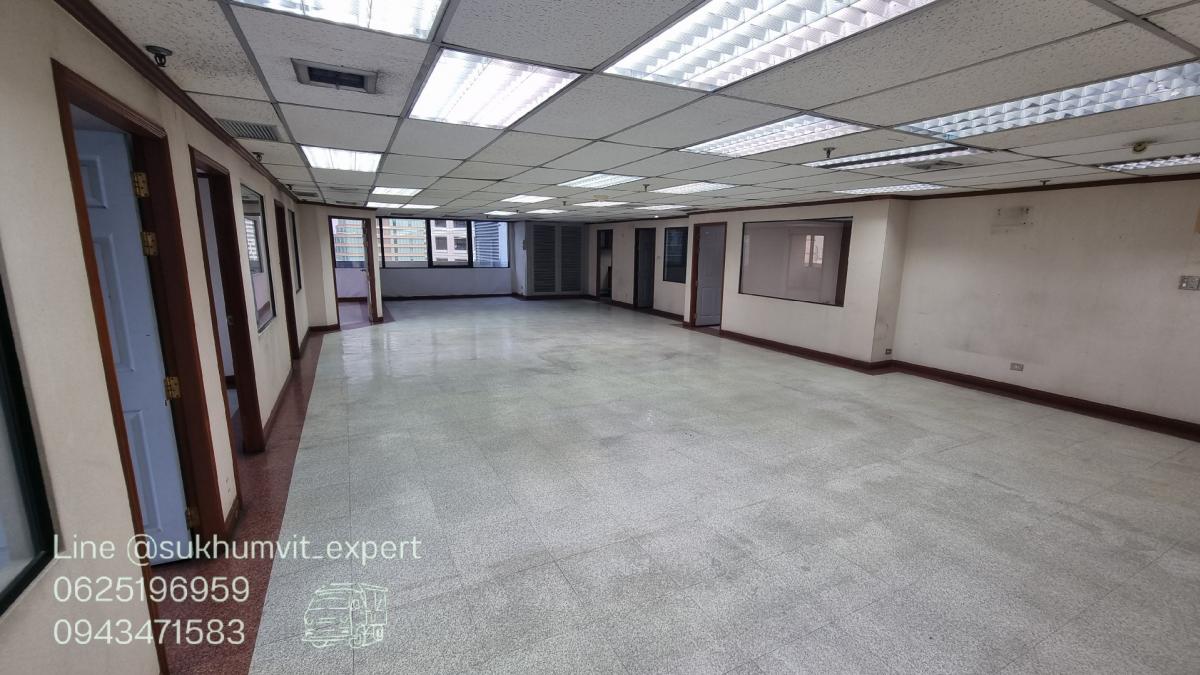 For RentOfficeSukhumvit, Asoke, Thonglor : BTS Asoke, office for rent, 247 square meters, good location, 700 baht per square meter