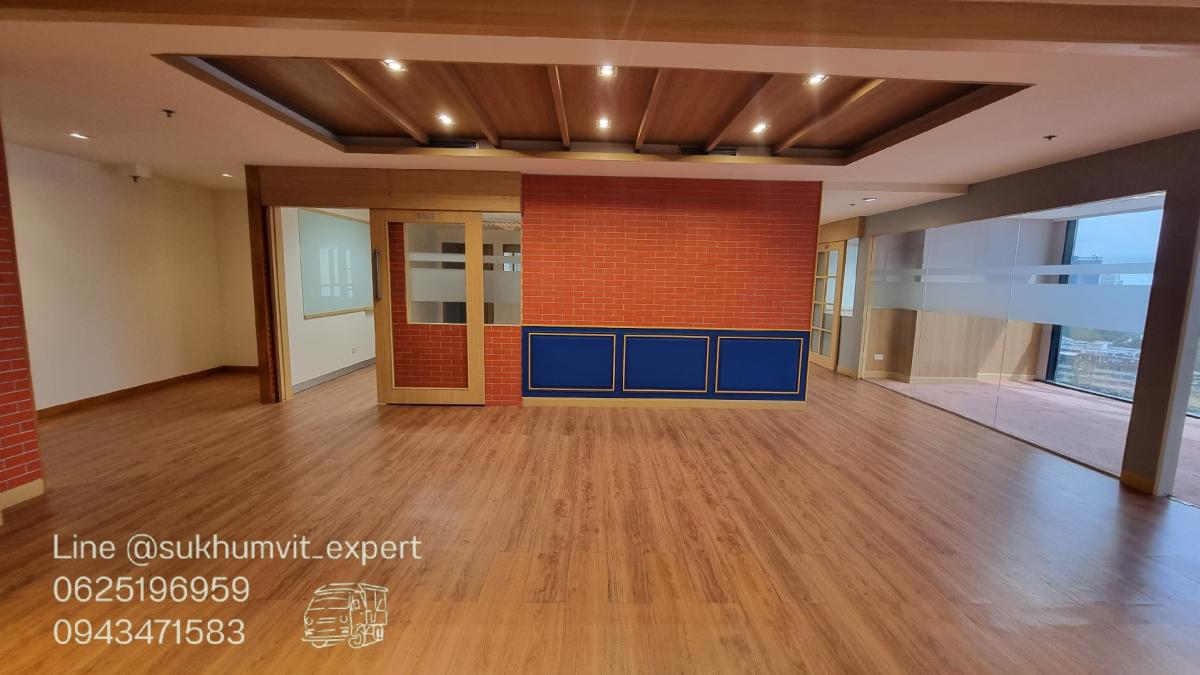 For RentOfficeSukhumvit, Asoke, Thonglor : BTS Asoke, office for rent, 490 square meters, 17th floor, with private bathroom, good location, 700 baht per square meter, 2.4 meter high ceiling, beautiful view, good condition, ready to use