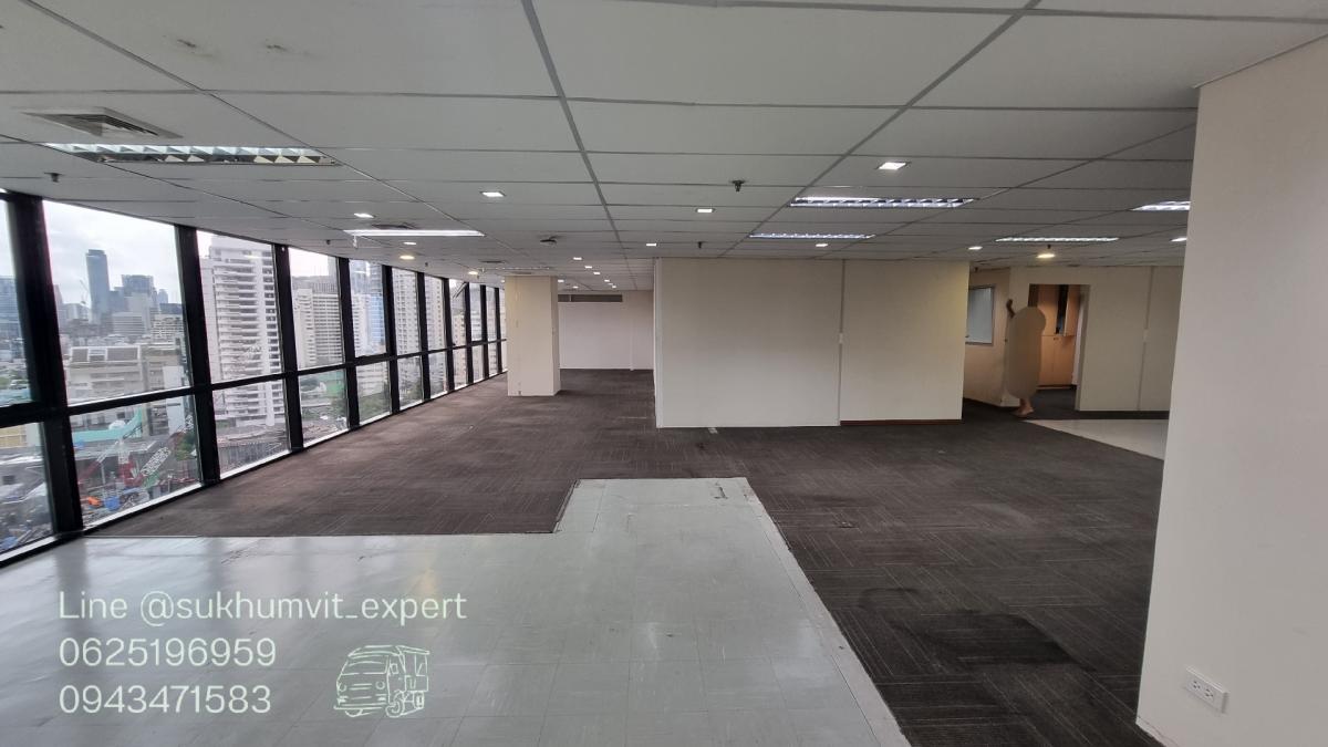 For RentOfficeSukhumvit, Asoke, Thonglor : BTS Asoke, office for rent, 320 square meters, 16th floor, with private bathroom, good location, 700 baht per square meter, 2.3 meter high ceiling, beautiful view, good condition, ready to use