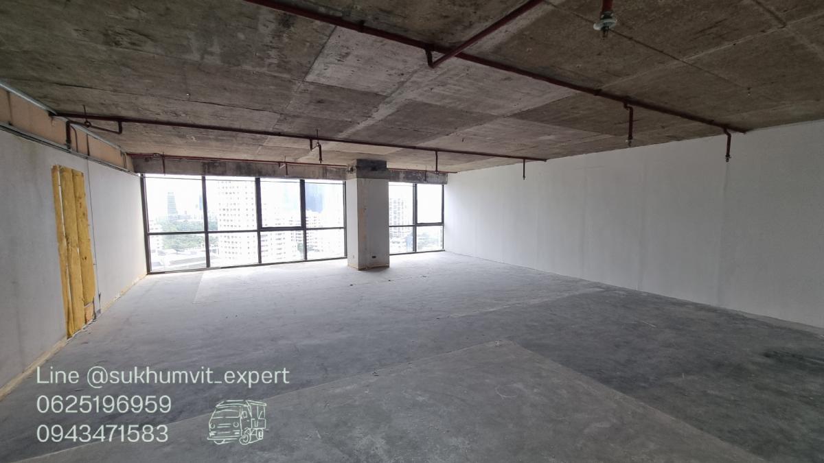 For RentOfficeSukhumvit, Asoke, Thonglor : BTS Asoke, office for rent, 113 square meters, 21st floor, good location, 700 baht per square meter, 2.7 meter high ceiling, beautiful view, condition needs additional work