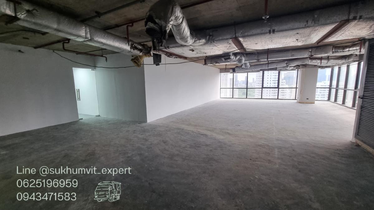 For RentOfficeSukhumvit, Asoke, Thonglor : BTS Asoke, office for rent, 162 square meters, 21st floor, good location, 700 baht per square meter, 2.7 meter high ceiling, beautiful view, condition needs additional work