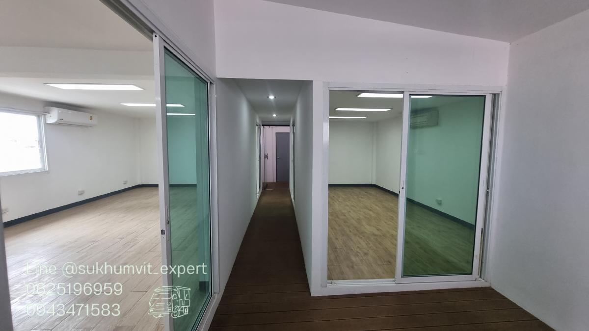 For RentOfficeSukhumvit, Asoke, Thonglor : Thonglor, office for rent, ready to use, good price 525 baht per square meter, with private bathroom, in the heart of Thonglor, 93 square meters