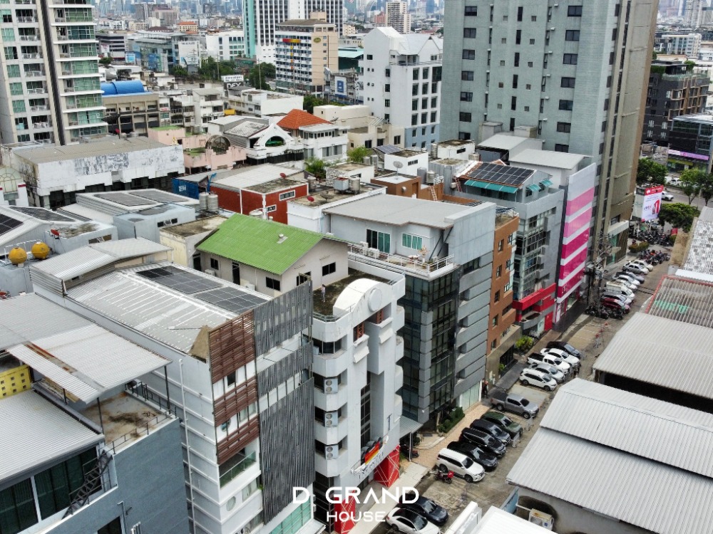 For SaleOfficeRatchadapisek, Huaikwang, Suttisan : Commercial building in a great location, Soi Ratchadaphisek 28, next to the main road, only 100 meters from the MRT.