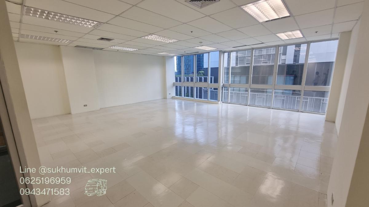 For RentOfficeSukhumvit, Asoke, Thonglor : Thonglor, office for rent, good location, 61.42 square meters, shared air conditioning system, shared bathroom, suitable for opening a business, tutoring school, clinic.