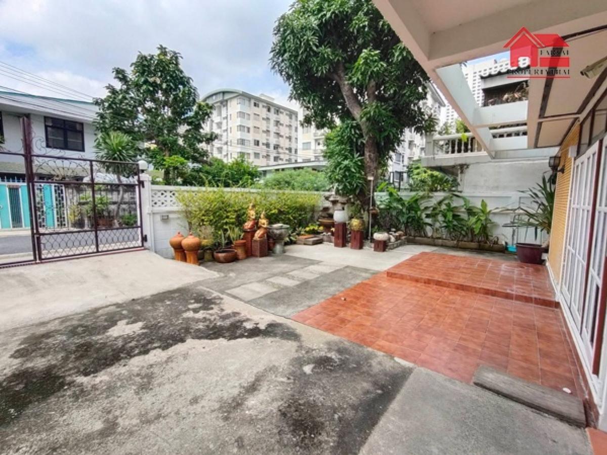 For RentHouseRatchadapisek, Huaikwang, Suttisan : Single house for rent, 2 floors, area 60 sq m, usable area 180 sq m, 3 bedrooms, 2 bathrooms, air conditioner, some furniture, Ratchada Road, Huai Khwang District, rental price 30,000 baht/month