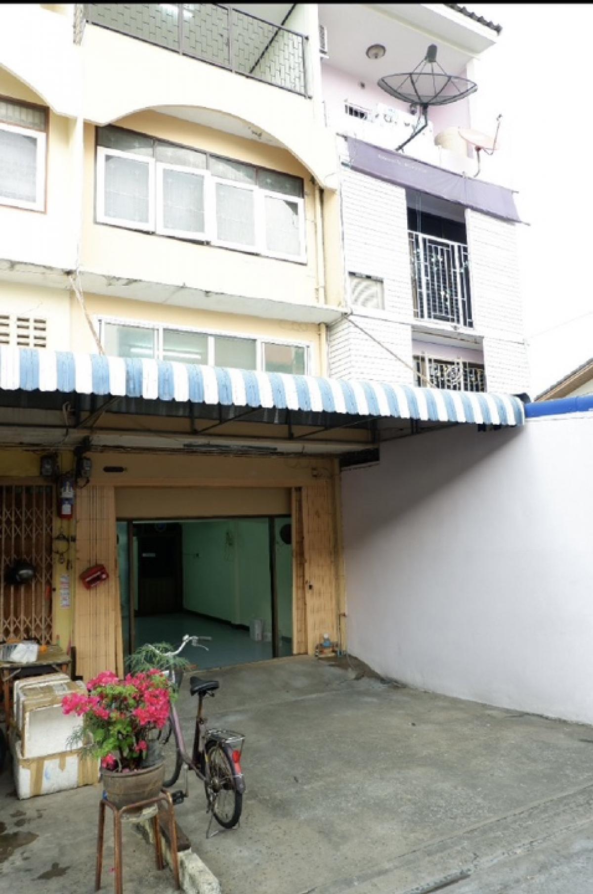 For RentShophouseWongwianyai, Charoennakor : Shophouse for rent, Soi Petchkasem 4 or Soi Itsaraphap 21, near MRT Itsaraphap station, only 500 meters away.