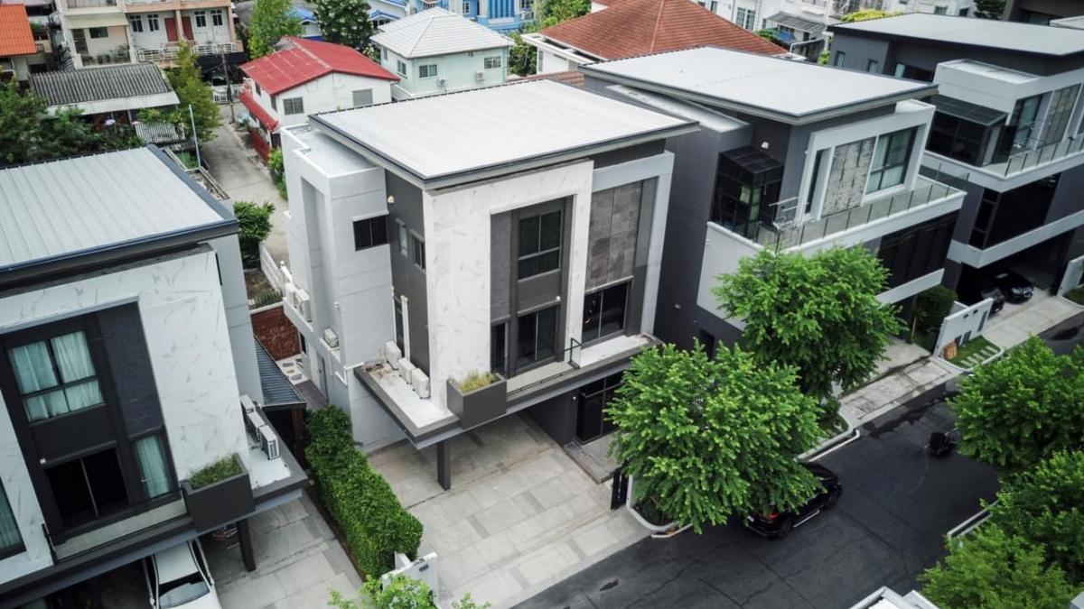 For SaleHouseLadprao101, Happy Land, The Mall Bang Kapi : 📢👇Sold with tenants, contract ends August 68, 3-storey house at The Gentry Ekkamai-Lat Phrao, one of the villages with convenient transportation via many routes, three connections to Pradit Manutham Road, Lat Phrao, Thonglor, Ekkamai, Rama 9, and Petchbur