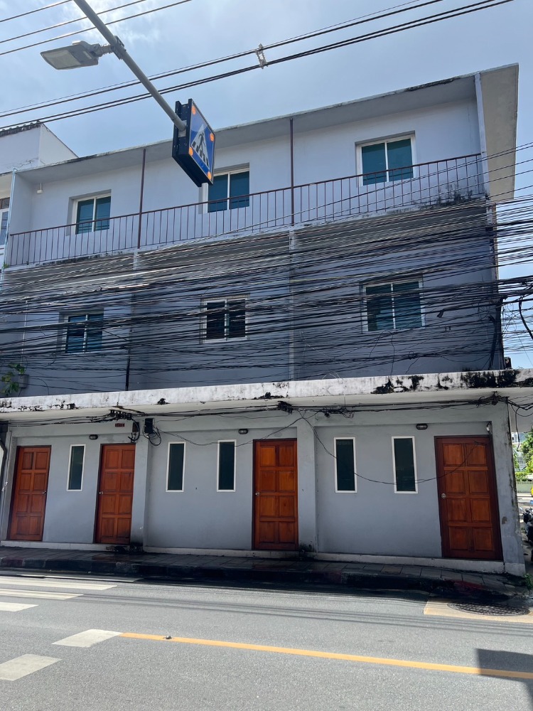 For RentShophouseRatchadapisek, Huaikwang, Suttisan : For rent: 3-storey commercial building, near MRT Sutthisan, convenient location, multiple entry and exit routes