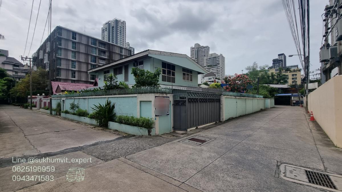 For RentHouseSukhumvit, Asoke, Thonglor : Single house for rent in Phrom Phong, large land area 204 square wah, with trees and garden, suitable for spa, onsen, beauty clinic, there are 3 houses, 1 2-storey single house and 2 1-storey single houses.