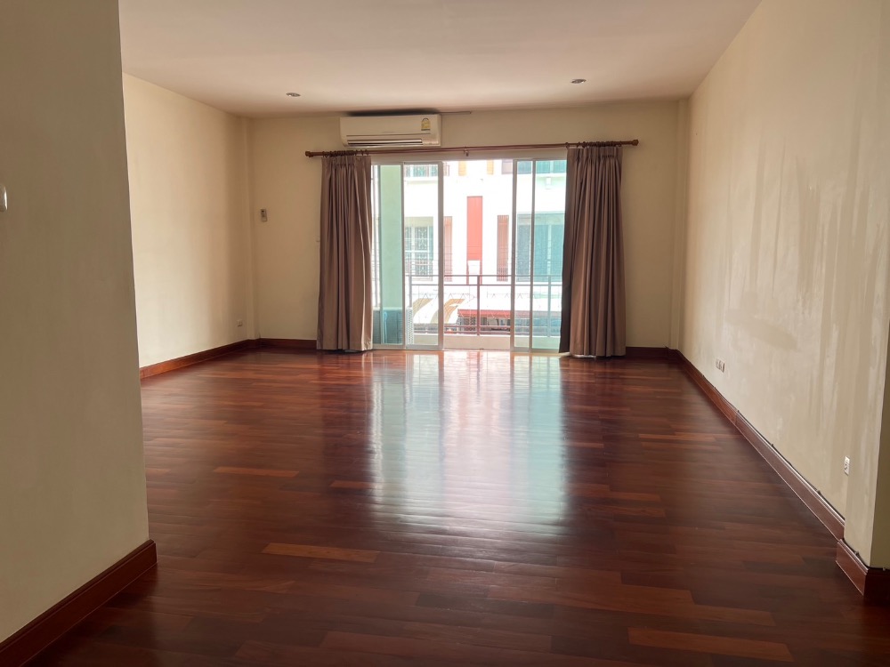 For SaleTownhouseBang Sue, Wong Sawang, Tao Pun : For sale: Vision Village Smart City Wong Sawang-Tiwanon, Makha wood floors throughout the house