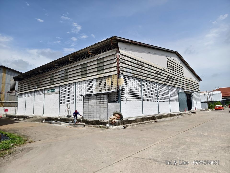 For RentWarehouseMahachai Samut Sakhon : Warehouse/office for rent, Setthakit Road 1, Om Noi Subdistrict, Krathum Baen District, Samut Sakhon, area 1,200 sq m.