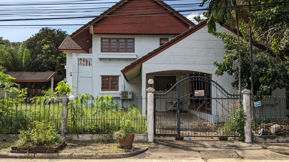 For RentHousePinklao, Charansanitwong : Single house, Huamun area approximately 250 sq m., 4 bedrooms, 3 bathrooms, maid's room, for rent, air-conditioning in every room, no furniture, in the Chuenchuen Parkview Village, Kanchanaphisek-Phutthamonthon Sai 2 Road.