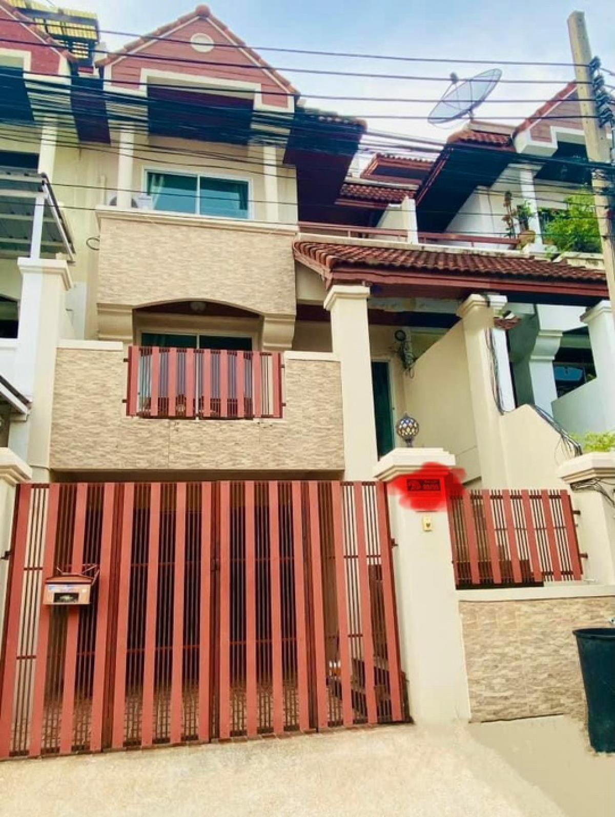 ให้เช่าทาวน์เฮ้าส์/ทาวน์โฮมพัฒนาการ ศรีนครินทร์ : Ⓜ️For rent Townhome  Royal Nakarin Villa  🚆🚊600 Meters from Yellow Skytrain 🚆 🚊