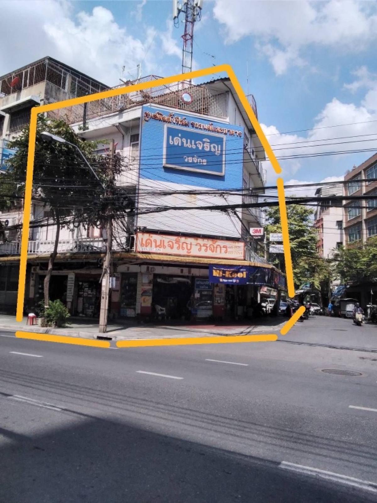 For SaleShophouseYaowarat, Banglamphu : 🏢 **Urgent Sale Announcement!** 🏢  Prime corner of 4 interconnected units, 4 and a half stories  on Worachak road with a usable size of 768.6 sq.m., opposite of BMA General Hospital (Klang Hospital).