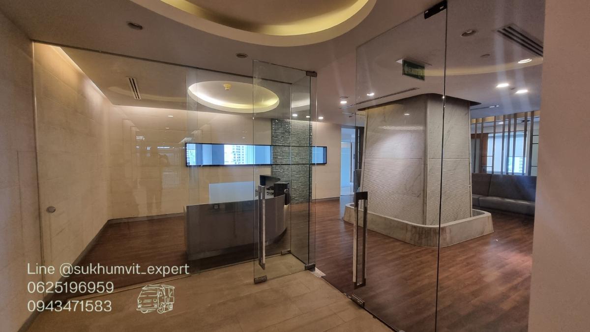 For RentOfficeSukhumvit, Asoke, Thonglor : Office for rent at Asoke Intersection Suitable for a clinic, area 355.1 sq. m., 18th floor  Price 780 baht per sq. m.  Ceiling height 2.7 m.