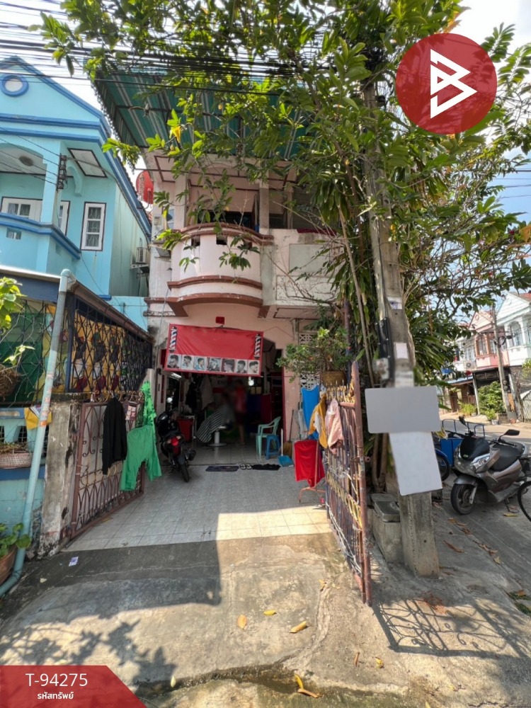 For SaleTownhouseMahachai Samut Sakhon : Townhouse for sale, Benchatraphon Nakhon Village, Khok Kham, Samut Sakhon, ready to move in