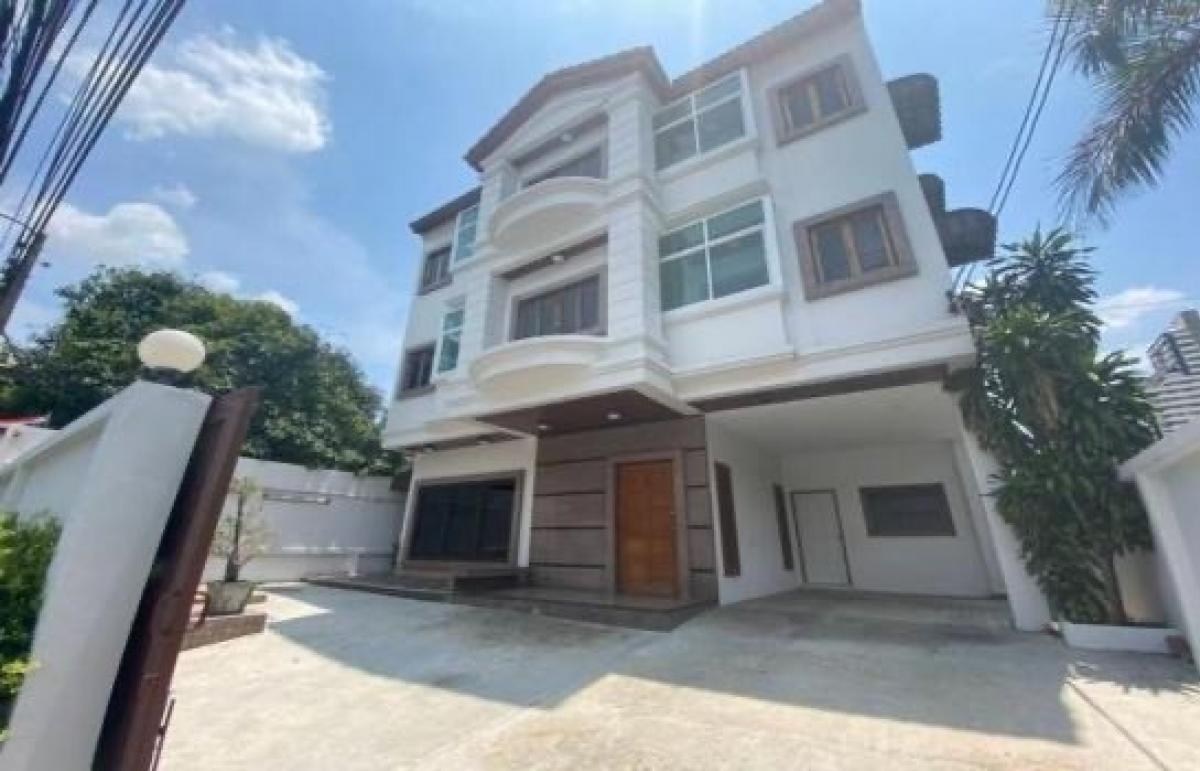 For RentHouseSukhumvit, Asoke, Thonglor : Urgent!! Single House For Rent in Ekkamai 12