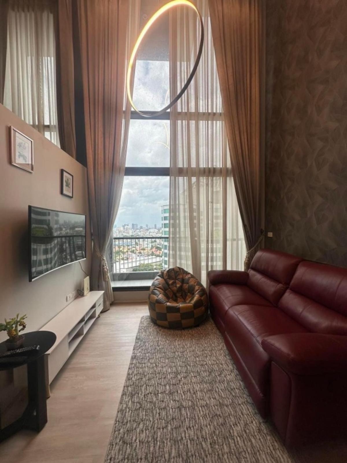 For RentCondoOnnut, Udomsuk : ++For rent urgently++ RHYTHM Sukhumvit 44/1 Condo, next to BTS Phra Khanong, Duplex, 1 bedroom, 1 bathroom, 1 living room, 1 kitchen, balcony, size 60.34 sq m., 22nd/23rd floor, city view, fully furnished, ready to move in