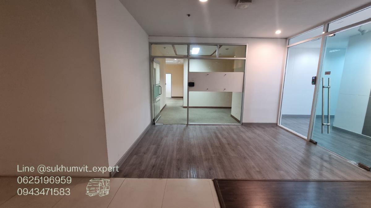 For RentOfficeSukhumvit, Asoke, Thonglor : Office for rent, Asoke Intersection, size 93 square meters, 9th floor, price 780 baht per square meter, ceiling height 2.7 meters.