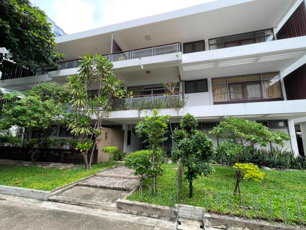 For RentCondoSukhumvit, Asoke, Thonglor : Low-rise Apartment small Pet-Friendly approx. 130-150 sq.m. 2 bedrooms 2 bathrooms approx. 10 mins walk from BTS Ekkamai