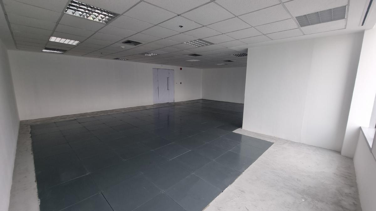 For RentOfficeSukhumvit, Asoke, Thonglor : Office for rent, Asoke Intersection, near BTS, size 93.21 square meters, 33rd floor