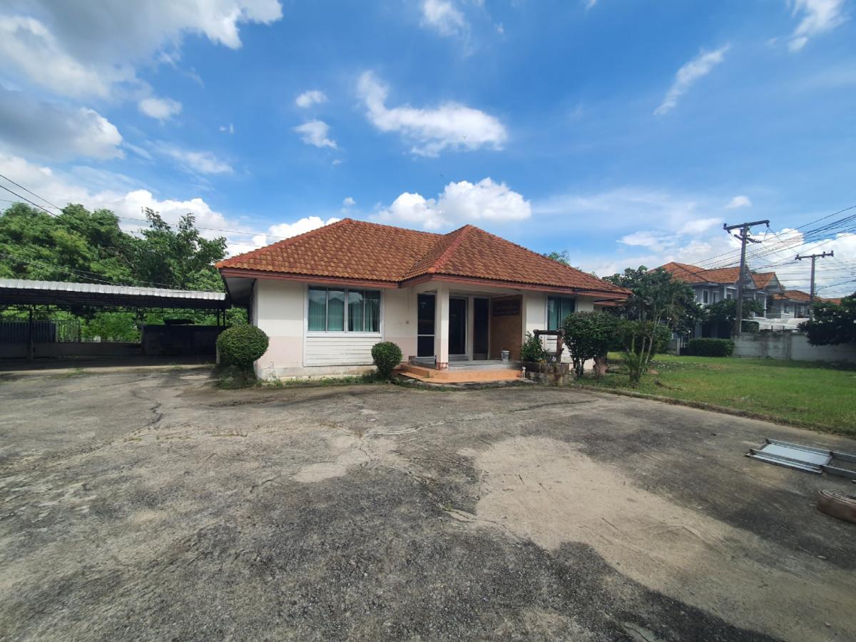 For RentHousePathum Thani,Rangsit, Thammasat : 🔥For rent, single house, Piyathap Village, Khlong 10, next to Rangsit-Nakhon Nayok Road, Pathum Thani. Land area 253 square wah, 1-storey single house, spacious area around the house, 3 bedrooms, 2 bathrooms, living area and kitchen area, 1 air conditione