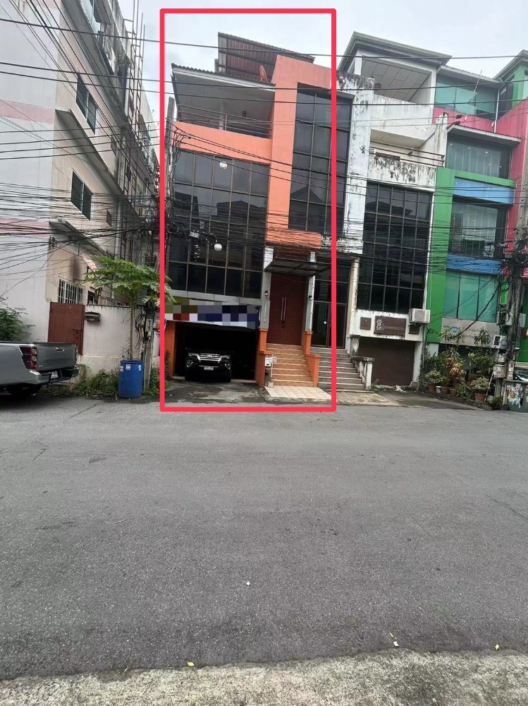 For SaleOfficeKaset Nawamin,Ladplakao : In the heart of the expressway area! Selling a 5-storey office, Soi Nawamin 31 (10 m. to the main road), 32 sq m, 4 parking spaces, good condition, ready to use! Very urgent!!