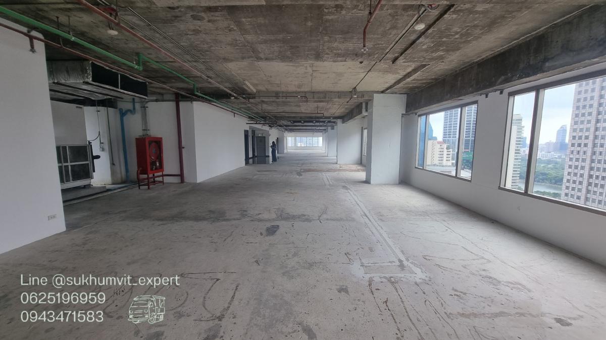 For RentOfficeSukhumvit, Asoke, Thonglor : BTS Asoke, office for rent, good location, 435 sq m., price only 900 baht per sq m., very good view, 27th floor, code prw2