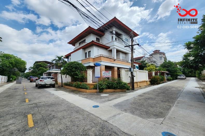 For SaleHouseLadprao101, Happy Land, The Mall Bang Kapi : For sale: 3-storey corner house, 79 square wah, Santi Niwet Village, Soi Lat Phrao 115, Intersection 5, Lat Phrao Road