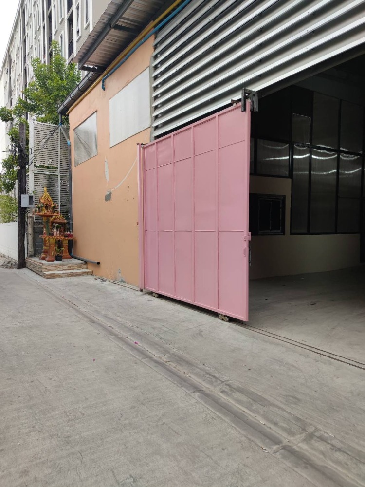 For RentWarehouseRatchadapisek, Huaikwang, Suttisan : #Multipurpose warehouse for rent on Ratchada Road, near MRT Rama 9, office with 8 air conditioners