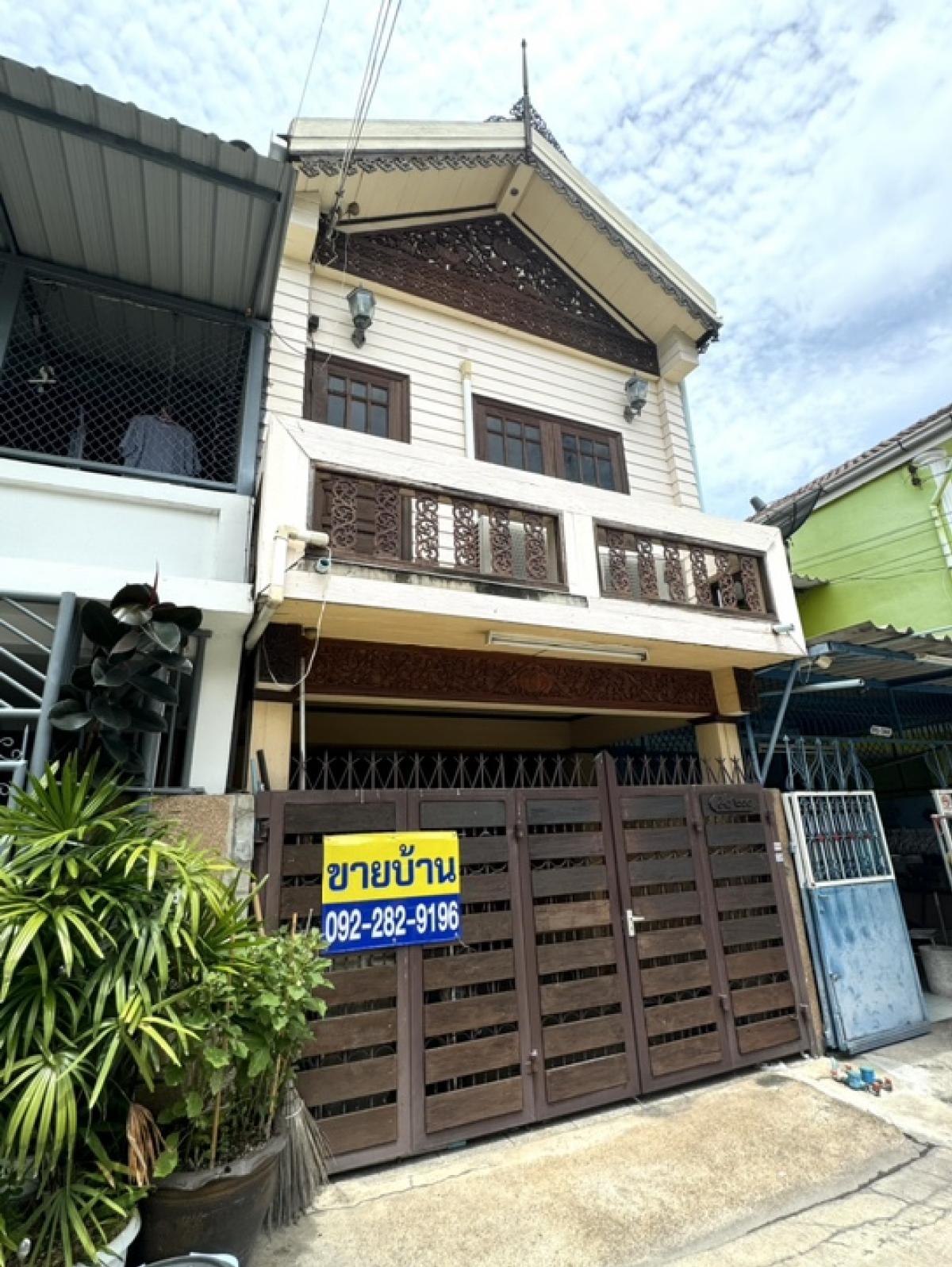 For SaleTownhousePinklao, Charansanitwong : Urgent sale!!! 2-storey townhouse, Pansak Village, Borommaratchachonnani Road 15, next to The Sense & Central Pinklao, great location in the city, exit onto Charan Road and many exits. Interested, call: 0922829196