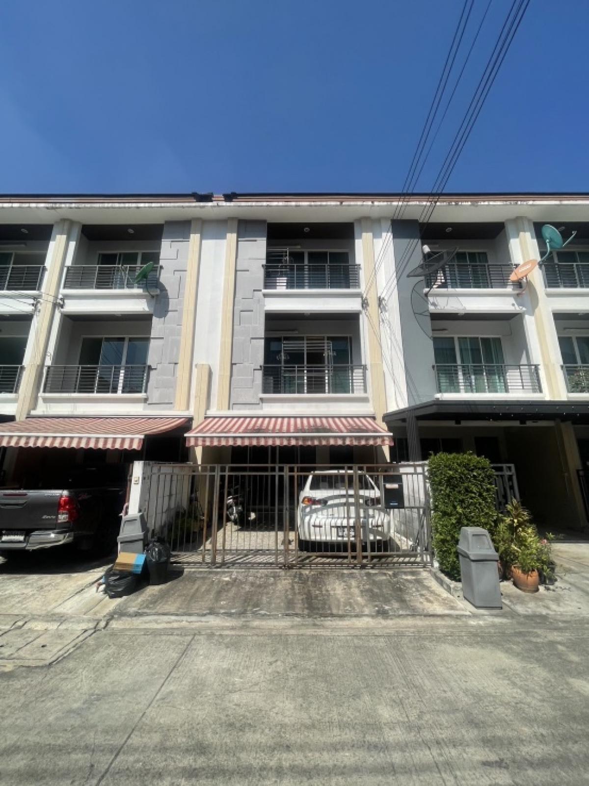 For SaleTownhouseRatchadapisek, Huaikwang, Suttisan : For sale: Townhouse in the city center, Ratchada 36, ​​Soi Suea Yai, 3-storey townhouse, beginning of project, near Major Ratchayothin, Central Ladprao