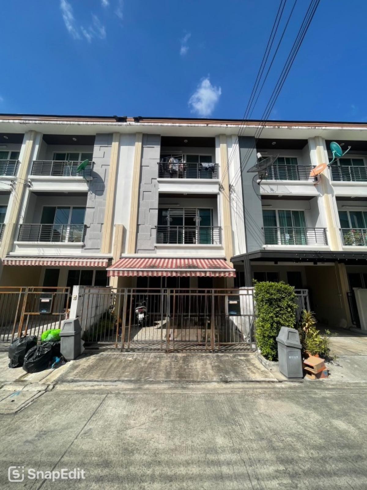 For SaleTownhouseRatchadapisek, Huaikwang, Suttisan : For sale: Townhouse in the city center, Ratchada 36, ​​Soi Suea Yai, 3-storey townhouse, beginning of project, near Major Ratchayothin, Central Ladprao