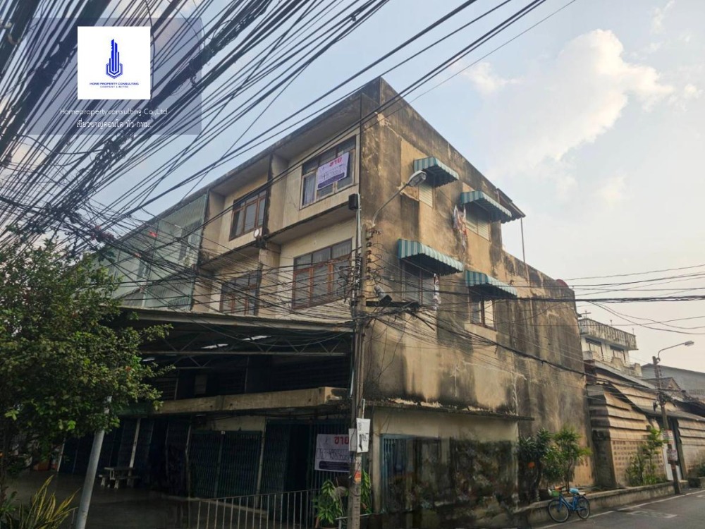 For SaleShophouseSamut Prakan,Samrong : Ex for sale: 3-storey commercial building with mezzanine, 2 corner rooms with warehouse at the back. The building faces north. There is parking in front for 5 cars.