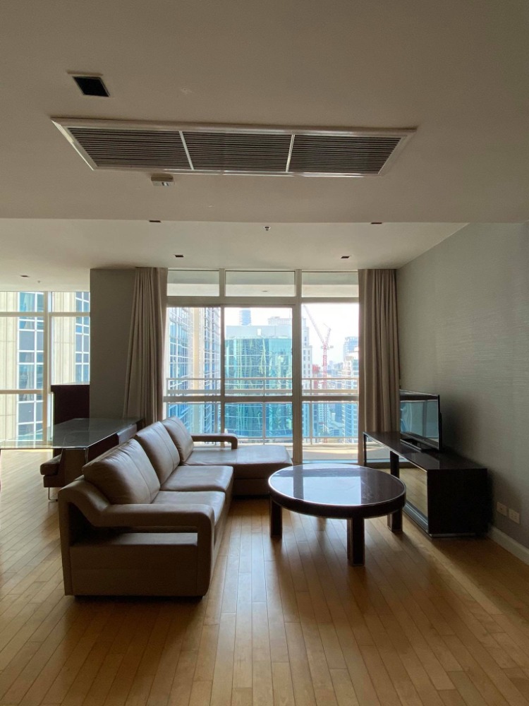 For RentCondoWitthayu, Chidlom, Langsuan, Ploenchit : ♦ Prime Location ♦ 30+ floor 209.00 sq.m. | 3+1 bedrooms, 4 bathrooms, maid's room | Condo near BTS Phloen Chit 2 minutes, Central Embassy 5 minutes, Central World 6 minutes.