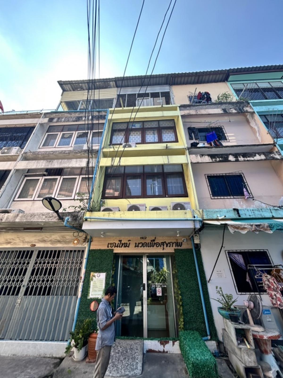 For SaleShophouseSapankwai,Jatujak : Shophouse for sale ++++behind Big C Saphan Khwai 200 meters++++ Receive immediate rent of 25,000 baht